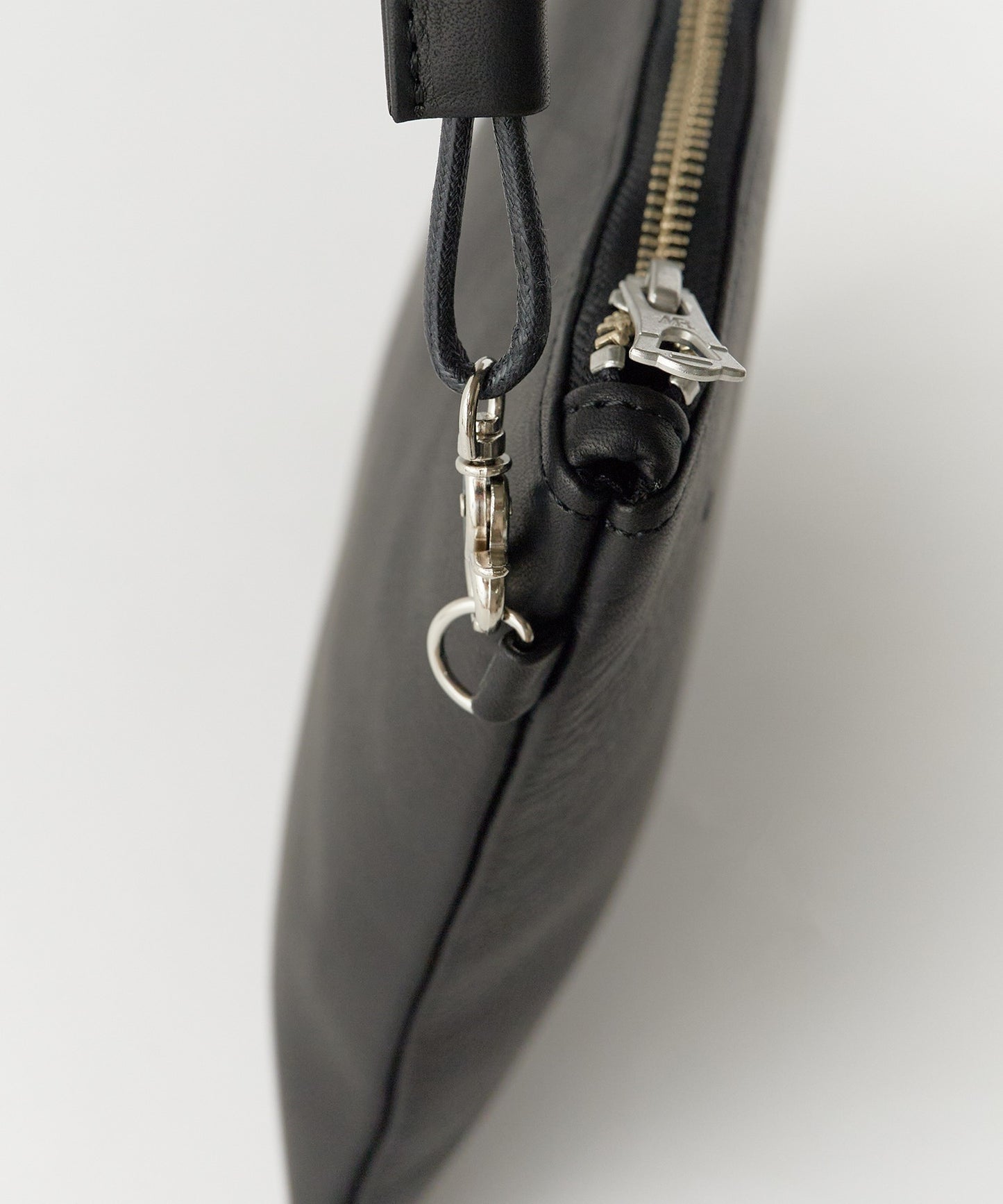 MR.OLIVE / WATER PROOF WASHABLE LEATHER / ジッパー付きスモールサコッシュ