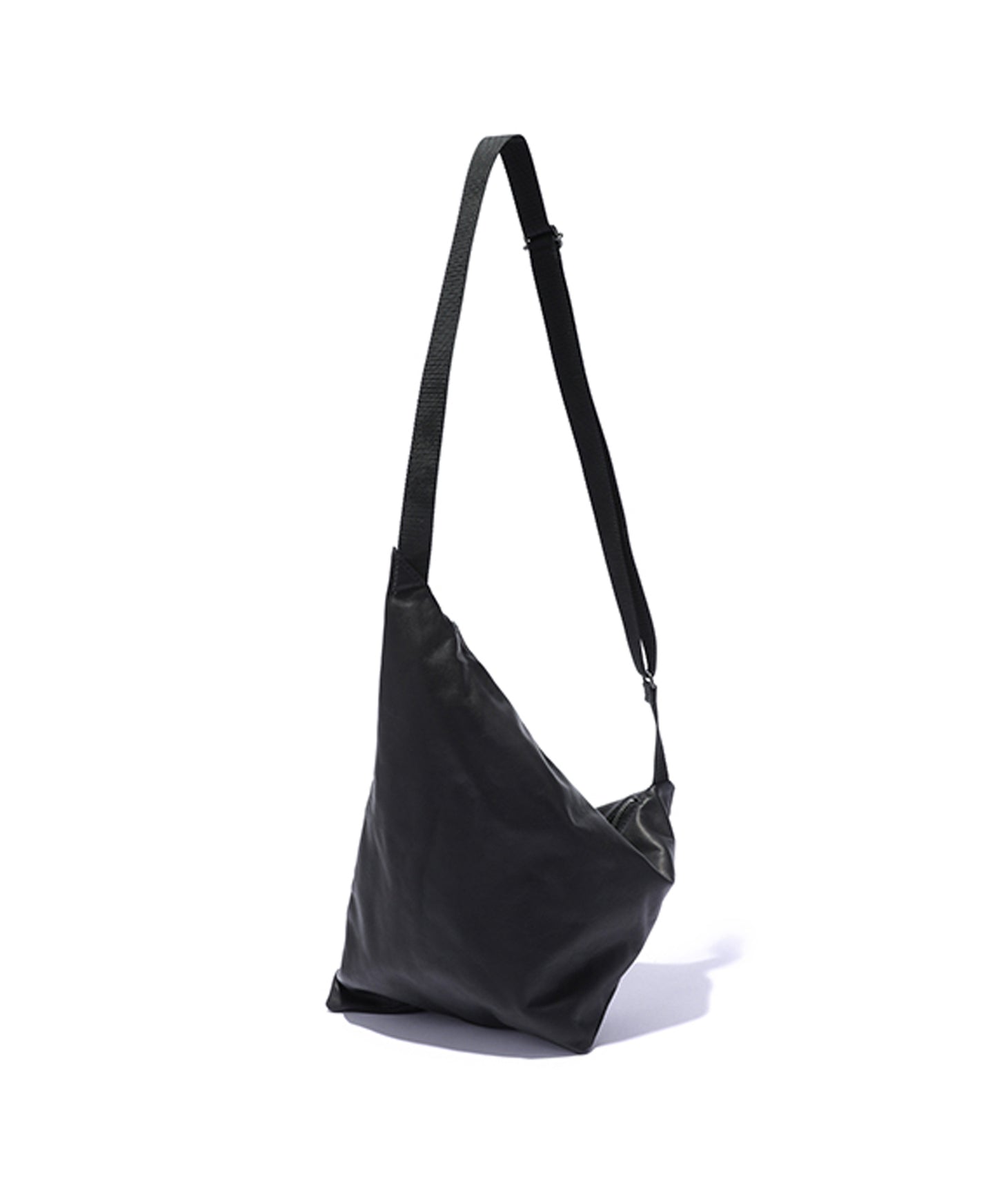 MR.OLIVE / WATERPROOF LIGHT LEATHER TRIANGLE BODY BAG