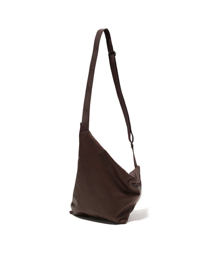 MR.OLIVE / WATERPROOF LIGHT LEATHER TRIANGLE BODY BAG