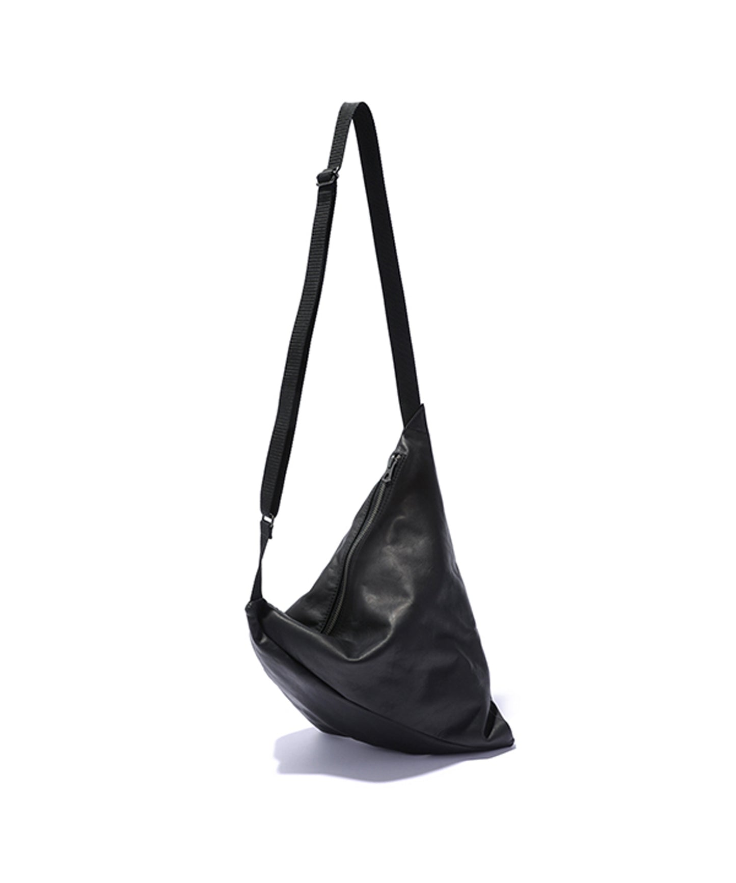 MR.OLIVE / WATERPROOF LIGHT LEATHER TRIANGLE BODY BAG