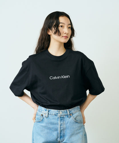 Calvin Klein / STANDARD LOGO CREWNECK