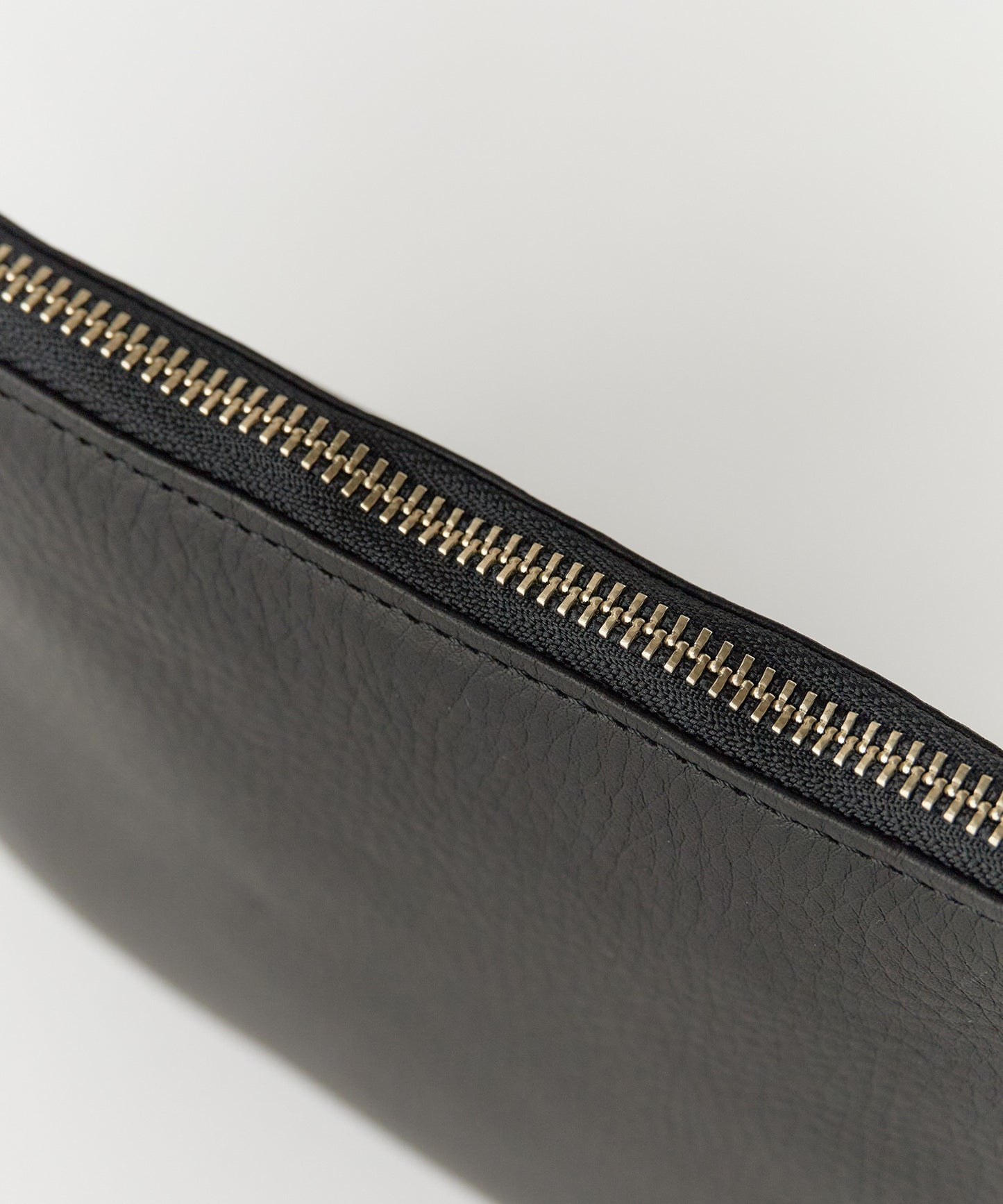 MR.OLIVE / WATER PROOF WASHABLE LEATHER / ジッパー付きスモールサコッシュ