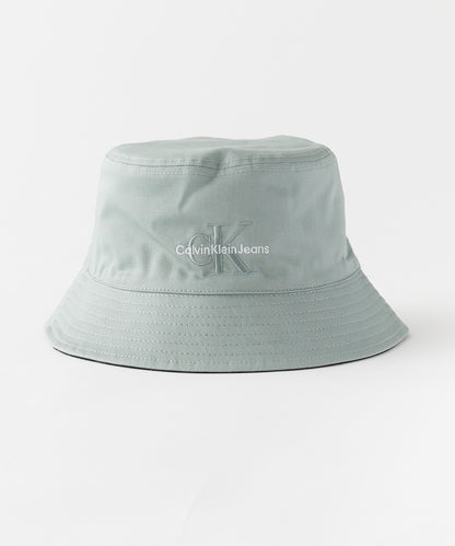 Calvin Klein / MONO LOGO EMBRO BUCKET