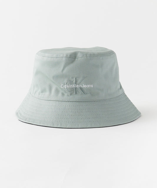 Calvin Klein / MONO LOGO EMBRO BUCKET