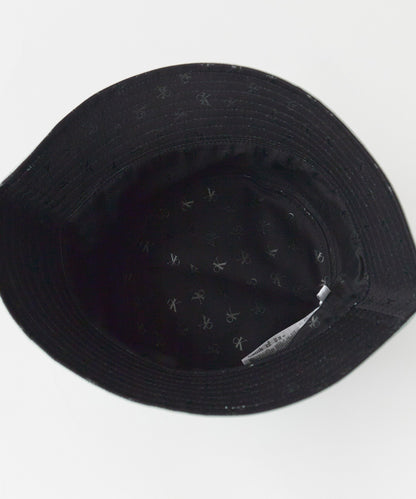 Calvin Klein / MONO LOGO EMBRO BUCKET