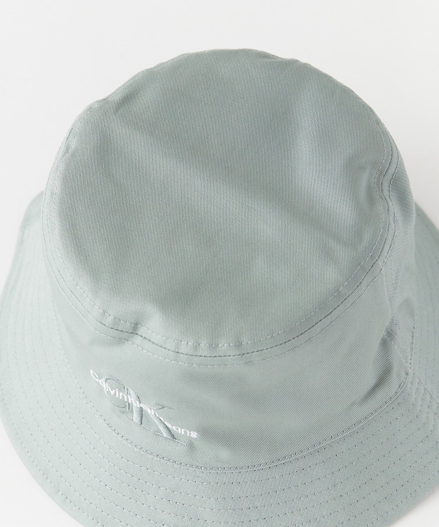 Calvin Klein / MONO LOGO EMBRO BUCKET