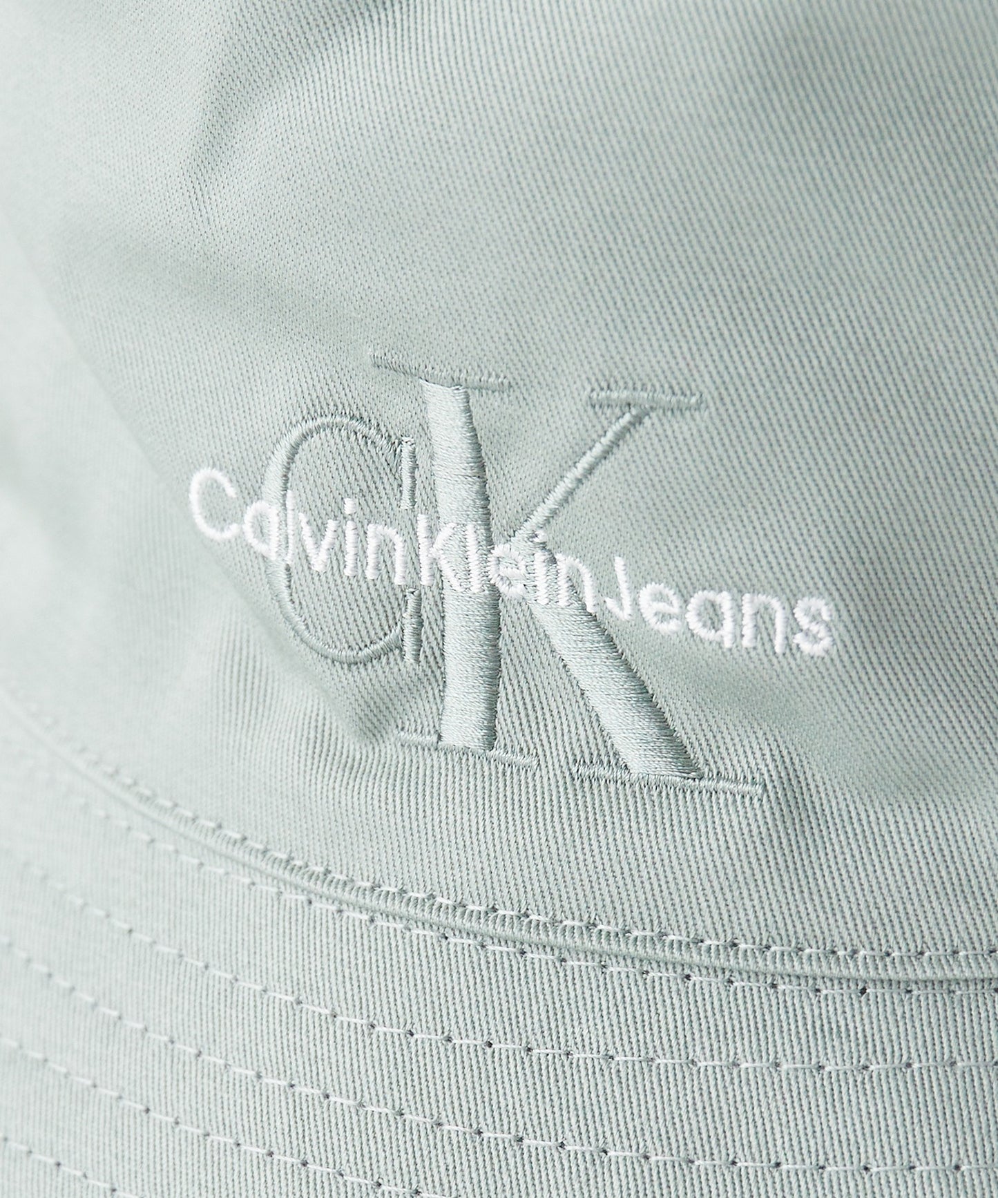 Calvin Klein / MONO LOGO EMBRO BUCKET