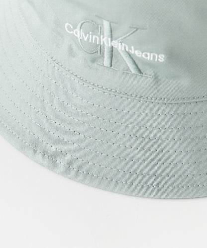 Calvin Klein / MONO LOGO EMBRO BUCKET