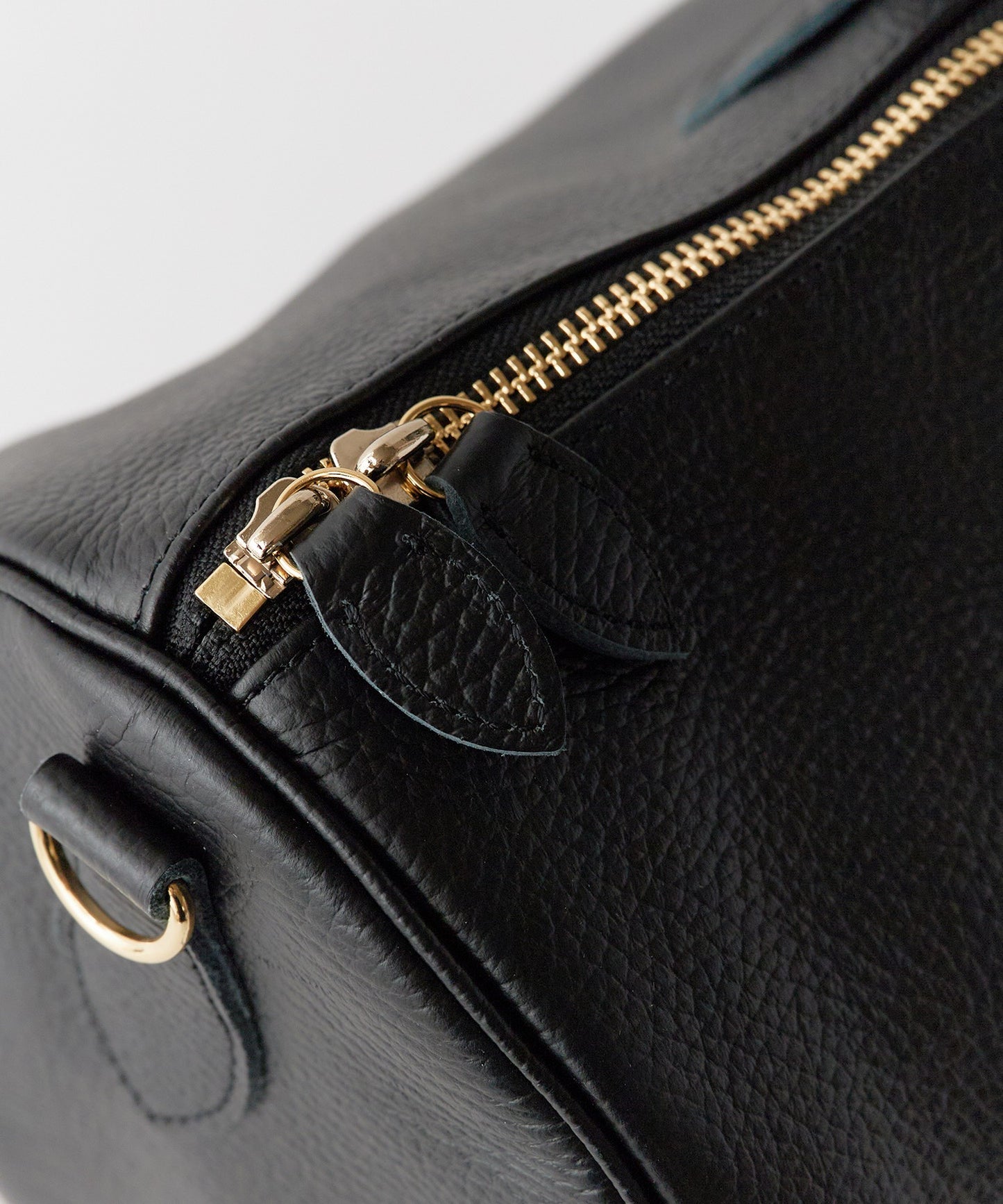 YOUNG & OLSEN / EMBOSSED LEATHER D BOSTON M